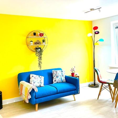 Modern Townhouse, Sleeps 4 With Parking Apartment Wakefield Exterior photo