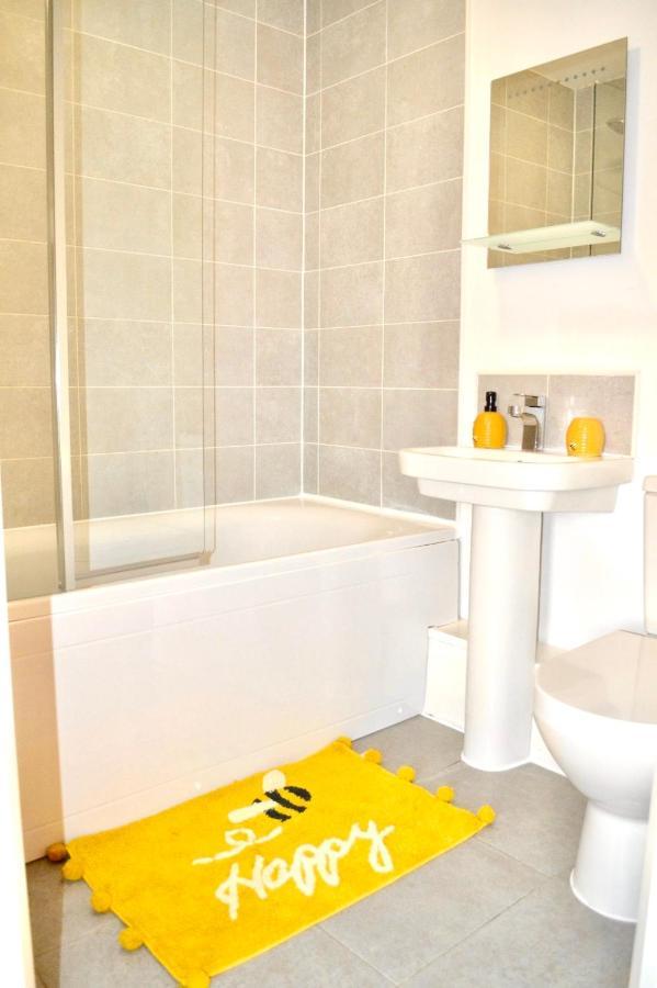 Modern Townhouse, Sleeps 4 With Parking Apartment Wakefield Exterior photo