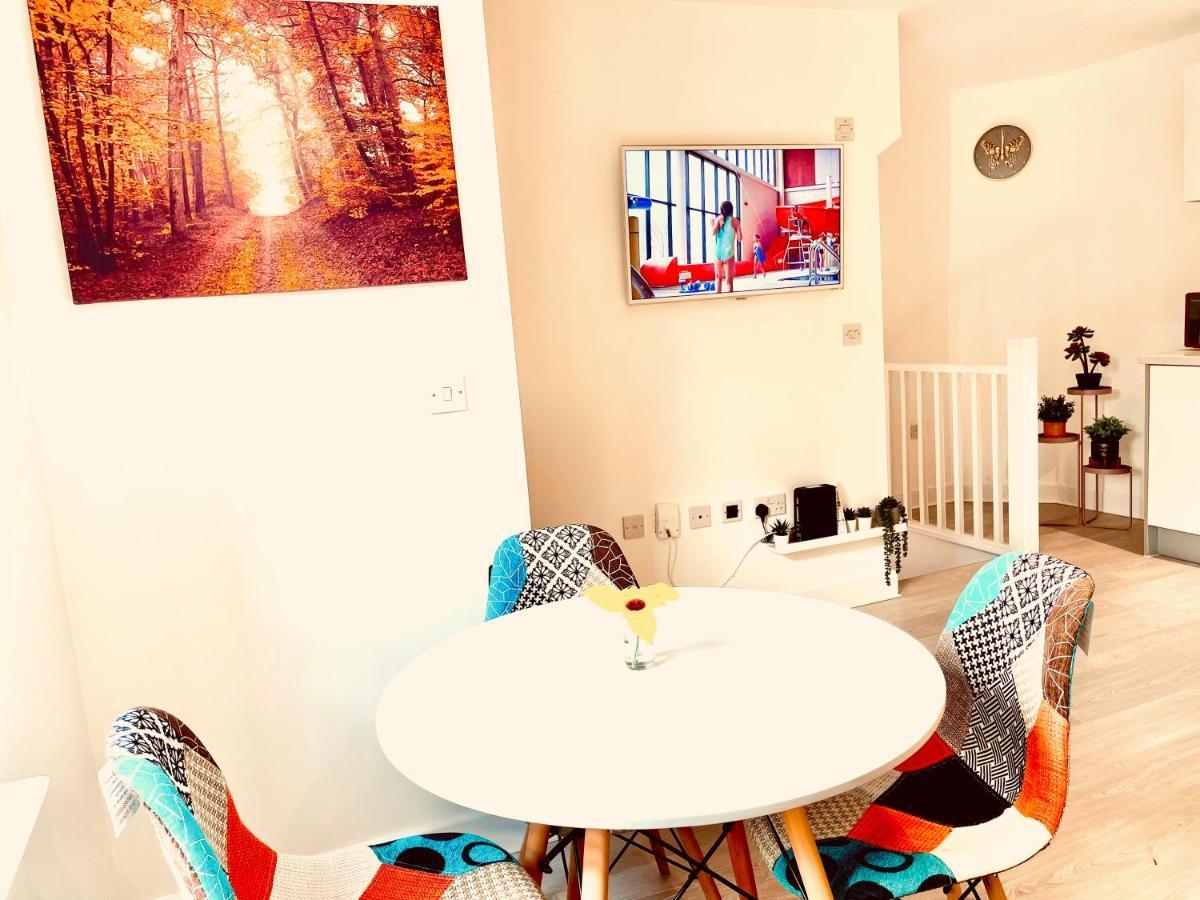 Modern Townhouse, Sleeps 4 With Parking Apartment Wakefield Exterior photo